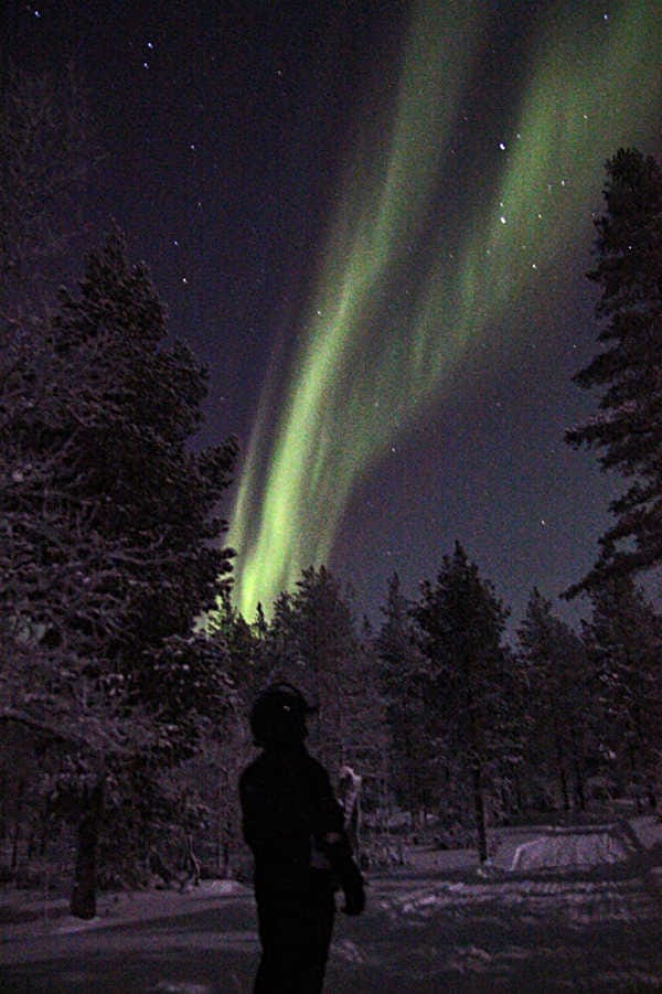 Kelkkailija jäi ihastelemaan taivasta Saariselällä kuukauden lukijakuvassa.