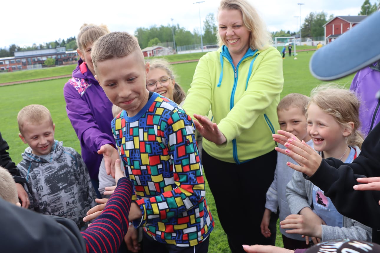 Vadim on päässyt ystäväpiirin keskelle ja muiden tehtävä on olla päästämättä häntä kaatumaan.