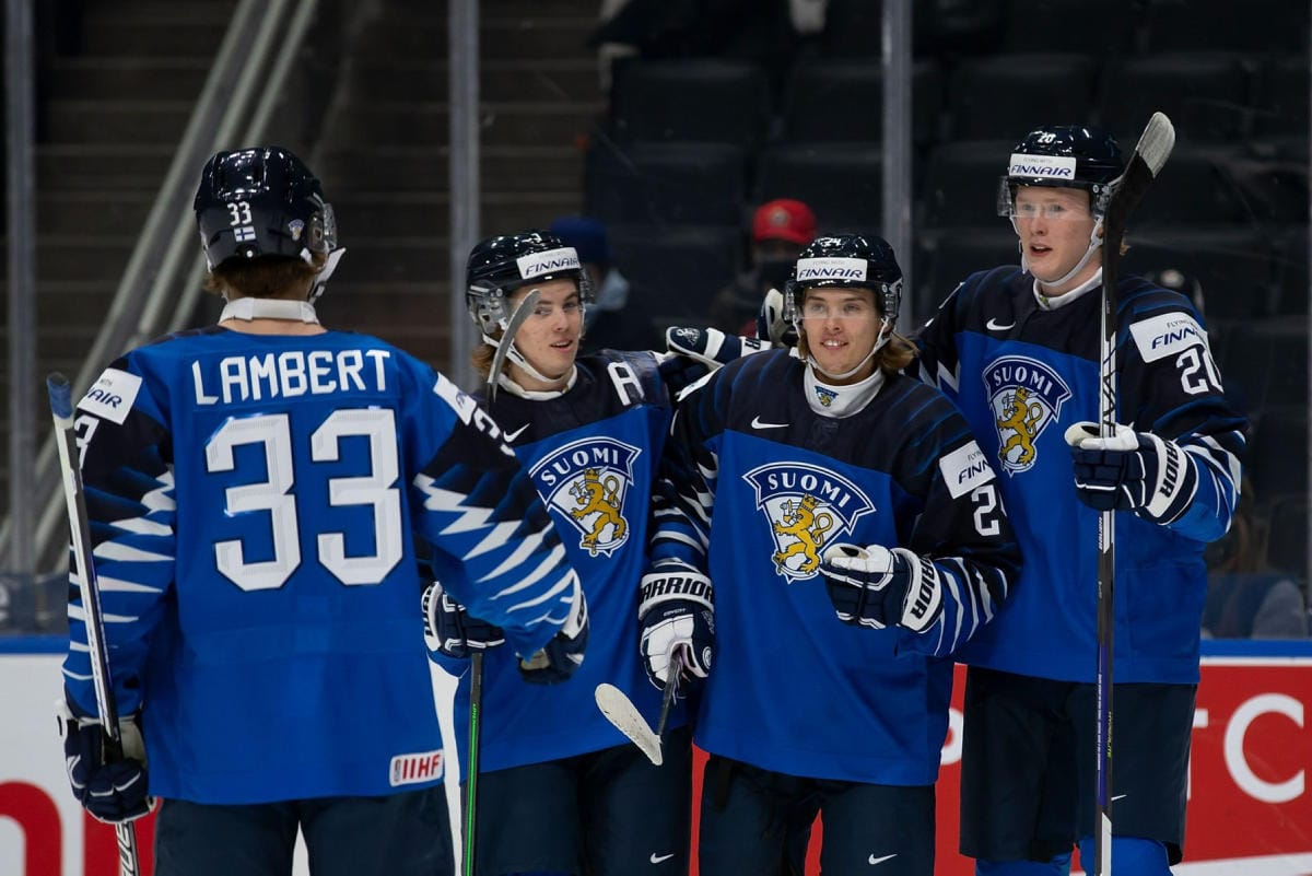 Brad Lambert, Topi Niemelä, Ville Koivunen ja Samuel Helenius juhlivat maalia. LEHTIKUVA/AFP