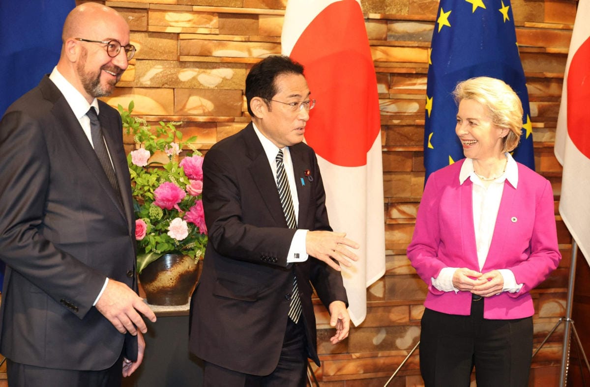 Von der Leyen ja Eurooppa-neuvoston puheenjohtaja Charles Michel ovat vierailulla Japanissa. Japanin pääministeri Fumio Kishida sanoi, ettei Venäjän hyökkäys ole vain Euroopan asia. LEHTIKUVA/AFP