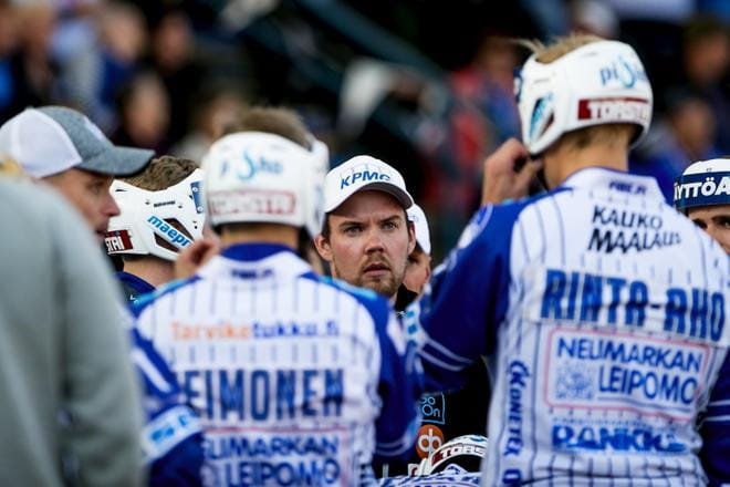 Vimpelin pelinjohtaja Sami-Petteri Kivimäki (kesk) päätti Vimpeli-vuotensa voitolla pronssi-juhliin. KUVA: JAAKKO ELENIUS