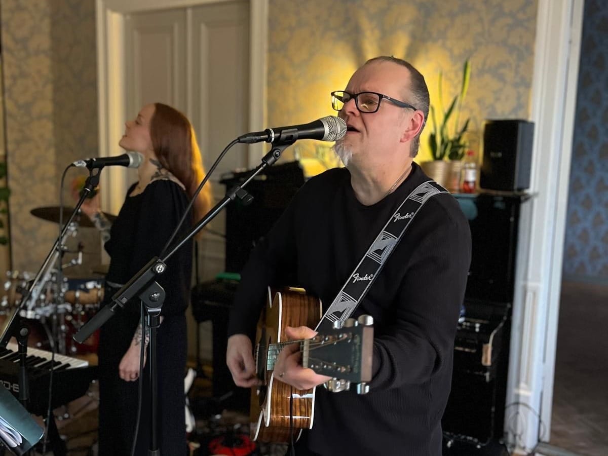 Pasi Hiedan tuore soolojulkaisu sai ensiesityksensä livenä keskiviikkona yksityiskeikalla Oulun Rauhalassa. Taustalaulajana keikalla oli Emilia Rossi.