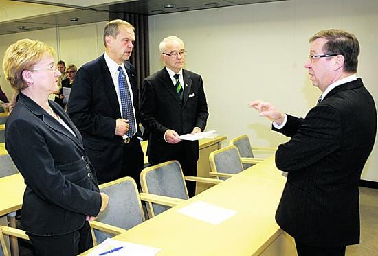 Harvaan asuttujen alueiden turvallisuuspalvelut -raportti luovutettiin sisäasiainministeri Kari Rajamäelle tiistaina Helsingissä. Rajamäki (oik) juttusilla luovutustilaisuudessa raportin läänikohtaisista selvityksistä vastanneiden maaherrojen Anneli Tainan, Rauno Saaren sekä Eino Siuruaisen kanssa.