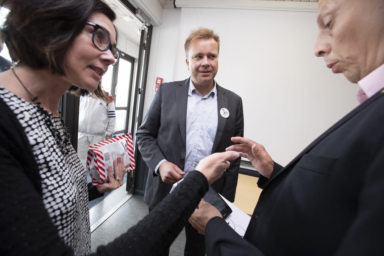 Antti Kaikkonen sai terveiset Jarmo Myllymäeltä ja Hanna-Leena Mattilalta. He muistuttivat Kaikkosta ammattikorkeakoulukeskus -verkon rakentamiseen liittyvästä hankkeesta, Raahen sairaalasta ja liikenneyhteyksien parantamisista.