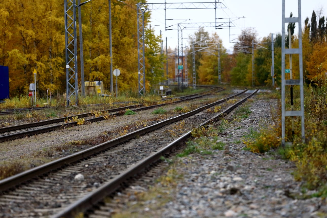 Suomi ja Ruotsi hakevat CEF-tukea yhteishakemuksella eurooppalaisen raideleveyden ulottamiseen Pohjois-Suomeen eli Rail Nordican suunnitteluun sekä maiden välisten rajasiltojen suunnitteluun. Kuvituskuvaa.