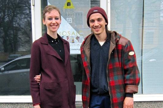 Valentina Gelain avaa taideyrityksensä Hovioikeudenpuistikolle kesäkuun alussa. Aviomies Bekim Hasaj toivoo saavansa jalkapallossa loukkaamansa jalan kuntoon kesäksi. Myös hän tulee myöhemmin mukaan yritystoimintaan. Kuva: Anna-Leena Ekroos
