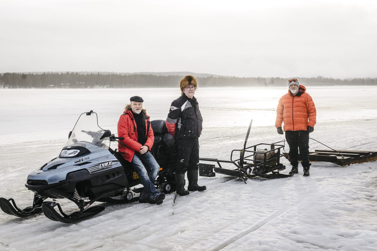 Pekka Kulju, Hannu Ylevä ja Samuli Marski huolehtivat, että hiihtäjät ja muut liikkujat pääsevät kiertämään Salmijärven ympäri.