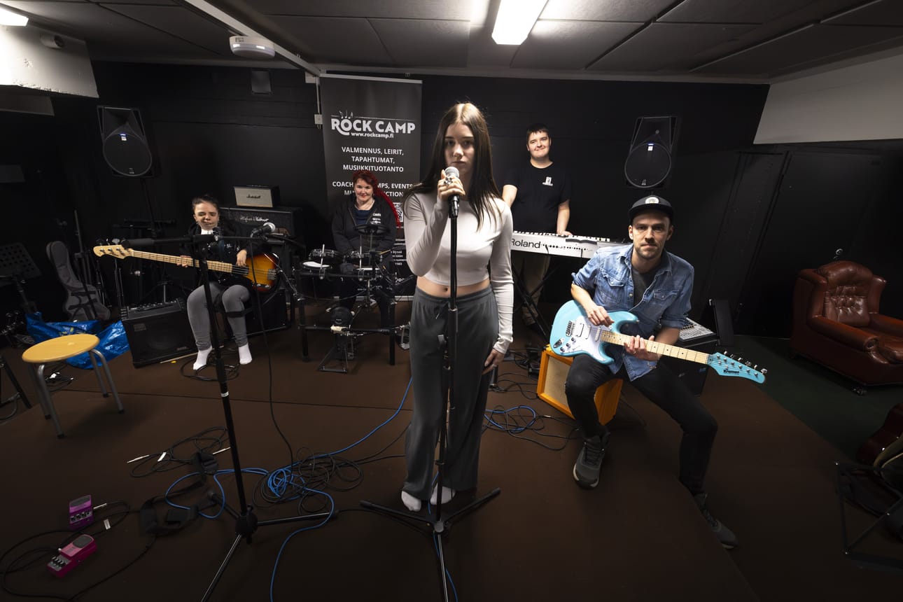 Rock Camp luopuu Rytmikorjaamon tilasta toukokuun jälkeen, kun STEP-koulutuksen musavuosi päättyy. Kuvassa Ninni Leppänen, Satu Haveri, Eerika Lepistö, Dylan Karjalalainen ja Silttu Sillanpää.