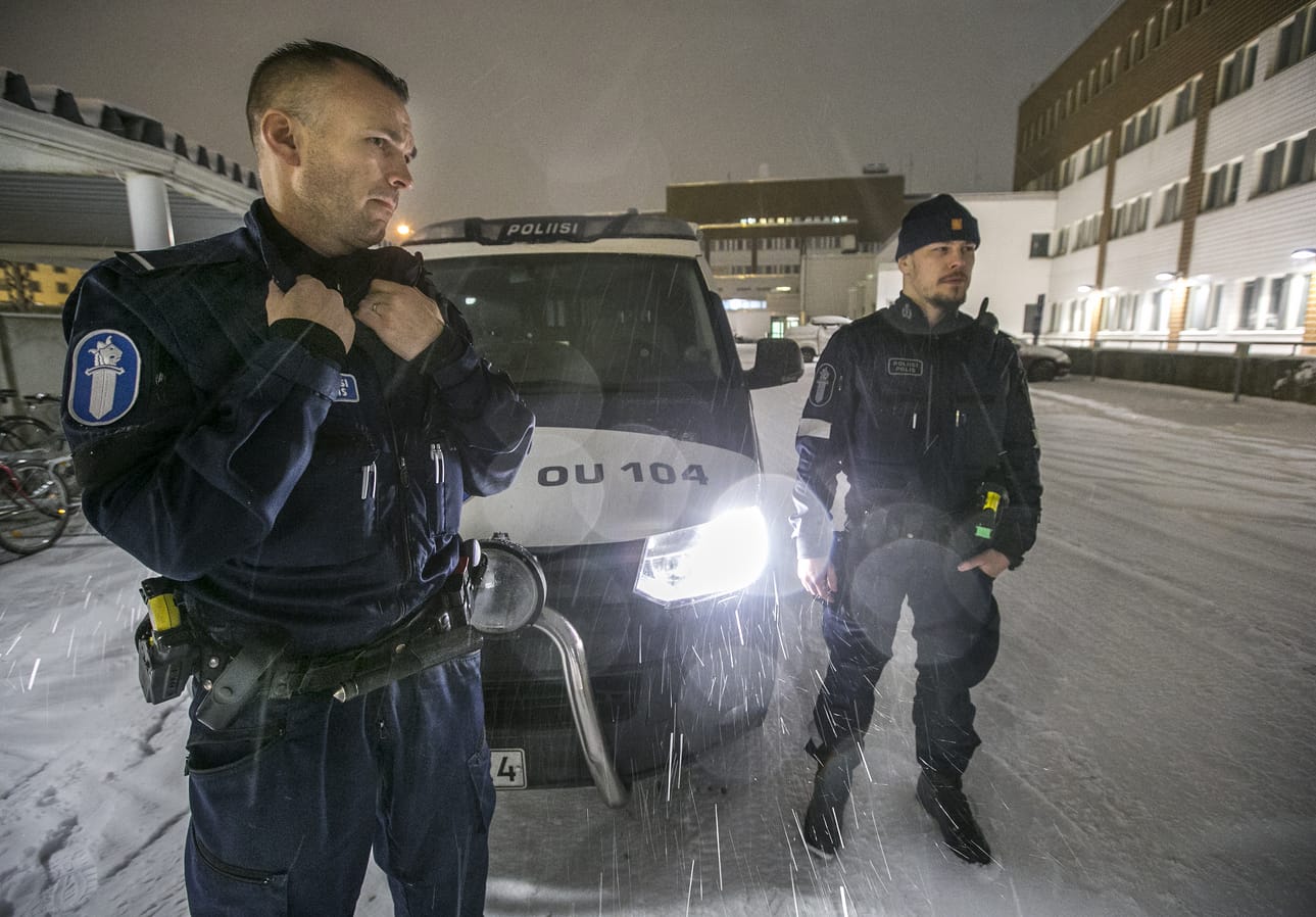 Oulun poliisilaitoksen vanhemmat konstaapelit Petrus Schroderus ja Arttu Paakkola olivat aloittamassa yövuoroaan perjantai-iltana. Pikkujoulukausi on menossa, joten heillä oli odotettavissa kiireinen työvuoro.