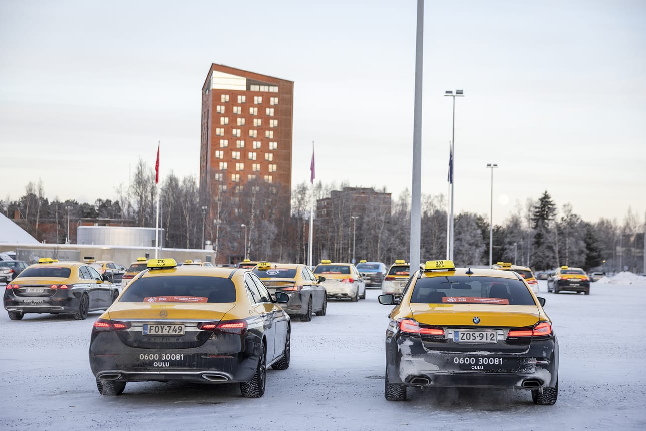 Ouluhallin parkkipaikka palvelee myös OYSin asiakkaita. Perjantaina puolen päivän aikoihin paikalla oli noin 30 taksia.