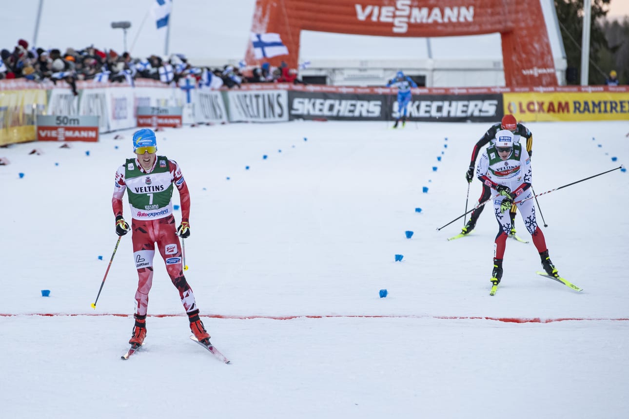 Itävallan Stefan Rettenegger (vas). olisi lähtenyt kärjestä mäkiosuudelle oltuaan nopein aamulla yhteislähtönä hiihdetyllä hiihto-osuudella. Iltapäivän mäkiosuus kuitenkin peruttiin, joten kisaa ei viety loppuun.