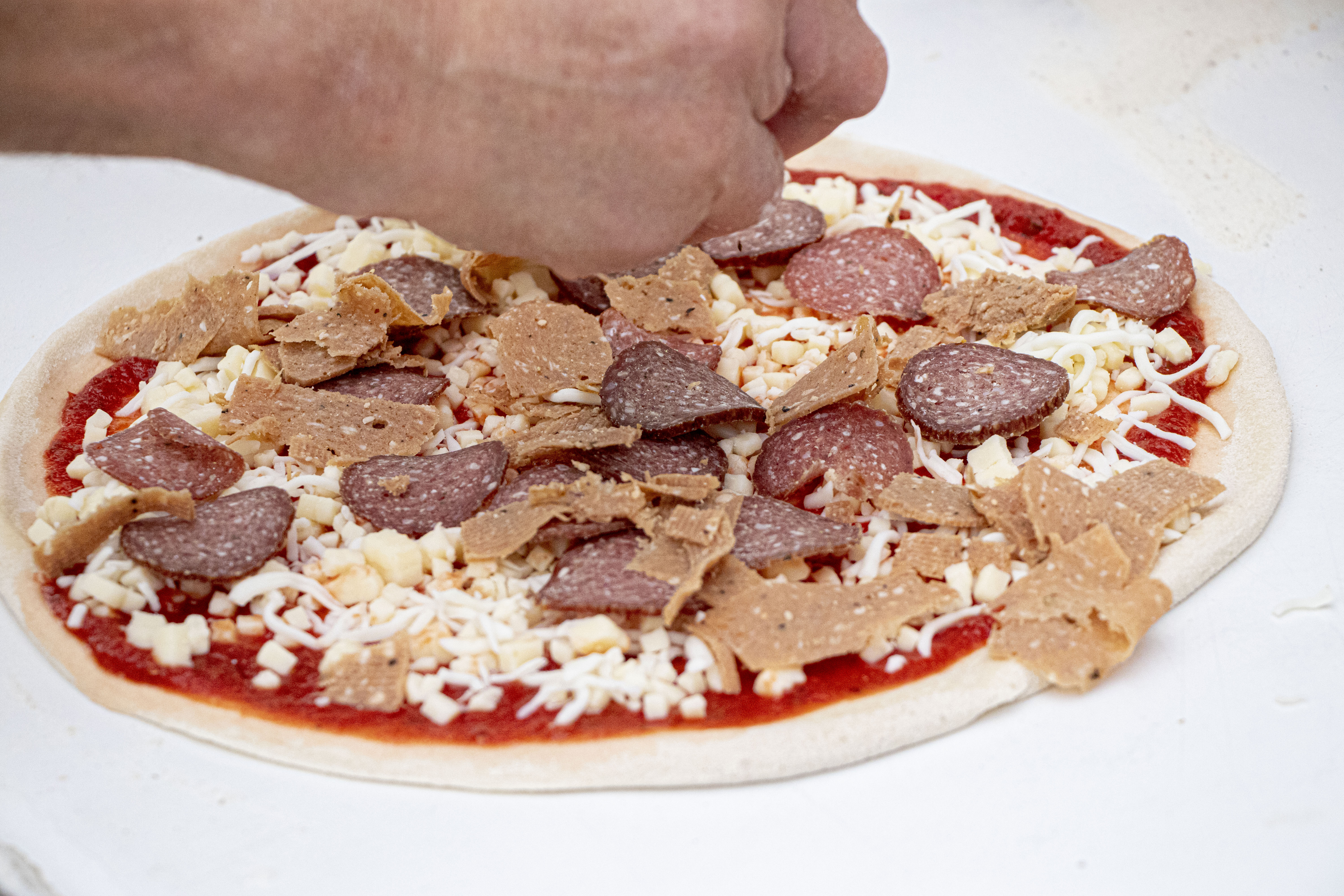 Täytteeksi suomalaista juustoa sekä karinkantalaista lammassalamia ja -kebabia.