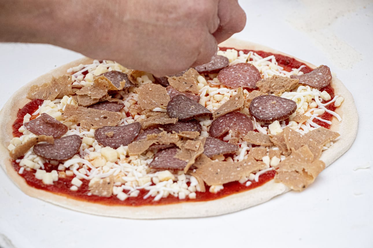 Täytteeksi suomalaista juustoa sekä karinkantalaista lammassalamia ja -kebabia.