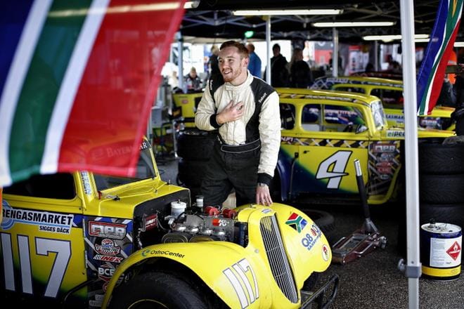 Eteläafrikkalainen Richard Upton on oppinut nopeasti Jurvan kilparadan tavoille. Ammattilaisurasta haaveileva Upton saalistaa sunnuntaina maailmanmestaruutta. KUVAT: TOMI KOSONEN