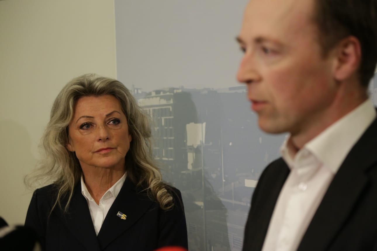 Ritva "Kike" Elomaa loikkasi takaisin perussuomalaisten eduskuntaryhmään. Jussi Halla-aho toivotti hänet tervetulleeksi.