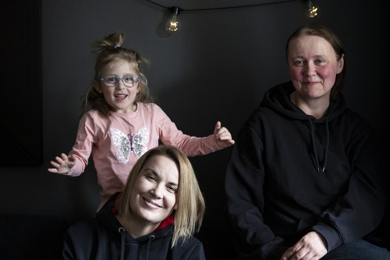 Oululainen Heljä Greus jäi parikymppisenä yksin esikoisensa kanssa – 15 vuotta nuoremmalla kuopuksella on kaksi äitiä, ja nyt äitiyskin on toisenlaista