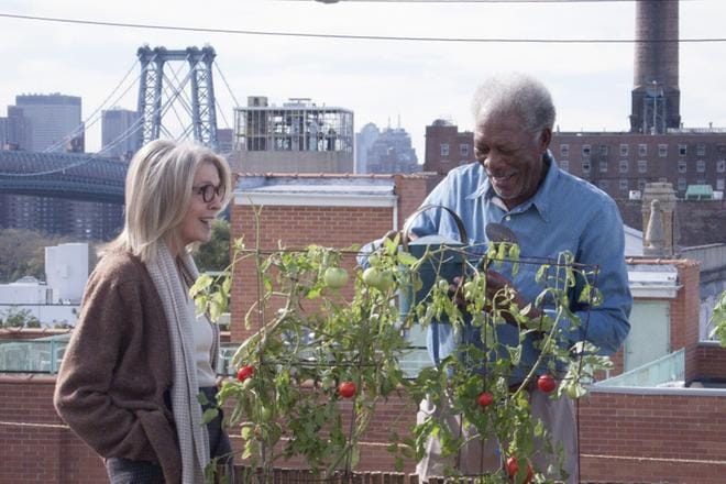 Ruth & Alex on romanttinen draamaelokuva newyorkilaisesta pariskunnasta Alexista (Morgan Freeman) ja Ruthista (Diane Keaton), jotka ovat päätyneet myymään Brooklynin kotinsa. Alkaa kuitenkin näyttää siltä kuin universumi olisi päättänyt estää heidän aikeensa. KUVA: Yle kuvapalvelu