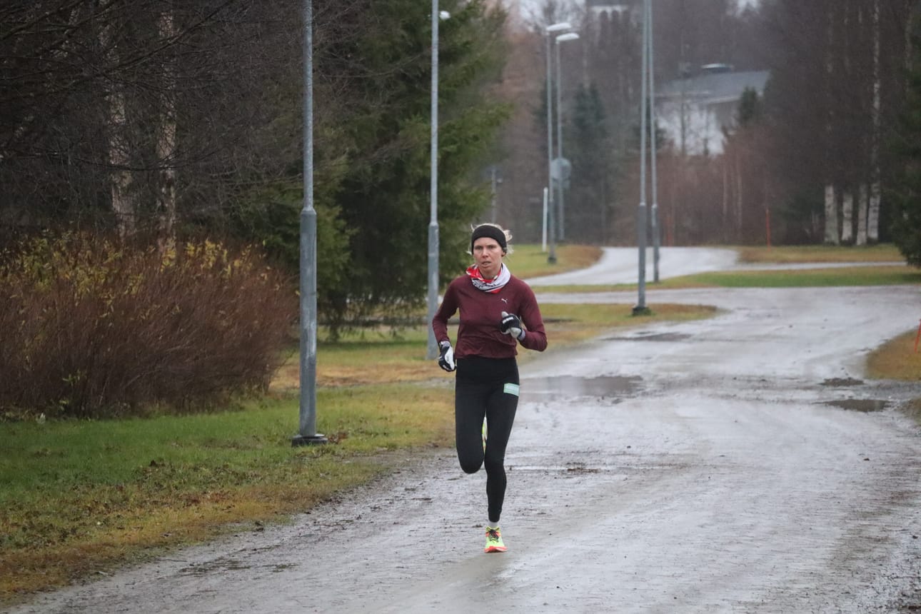 Susanna Saapunki harjoitteli Kuusamon keskustassa keskiviikkona. Lämmin syksy on ollut juoksuharjoittelun kannalta hyvä. Tulevat talvikuukaudet Saapunki viettää kuitenkin Espanjassa.