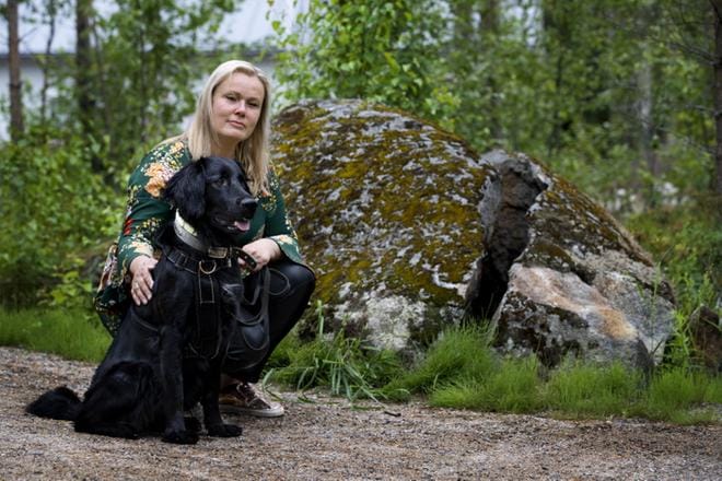 Tutulla lenkkipolulla sijaitseva kivi on Heli Mäntysen mukaan kuin hänen elämänsä: haljennut veljen itsemurhan kohdalta keskeltä kahtia. KUVA: JOUKO HÄNNINEN