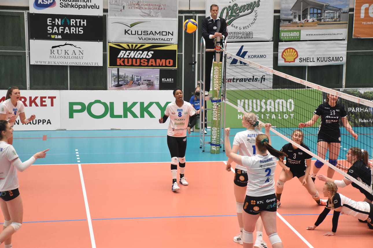 Runkosarjan voitosta taisteleva Pölkky Kuusamo nousi voitolla Helsinki Volleysta tasapisteisiin sarjakärki LP Kangasalan kanssa. Tosin Kangasala on pelannut kaksi ottelua Kuusamoa enemmän.