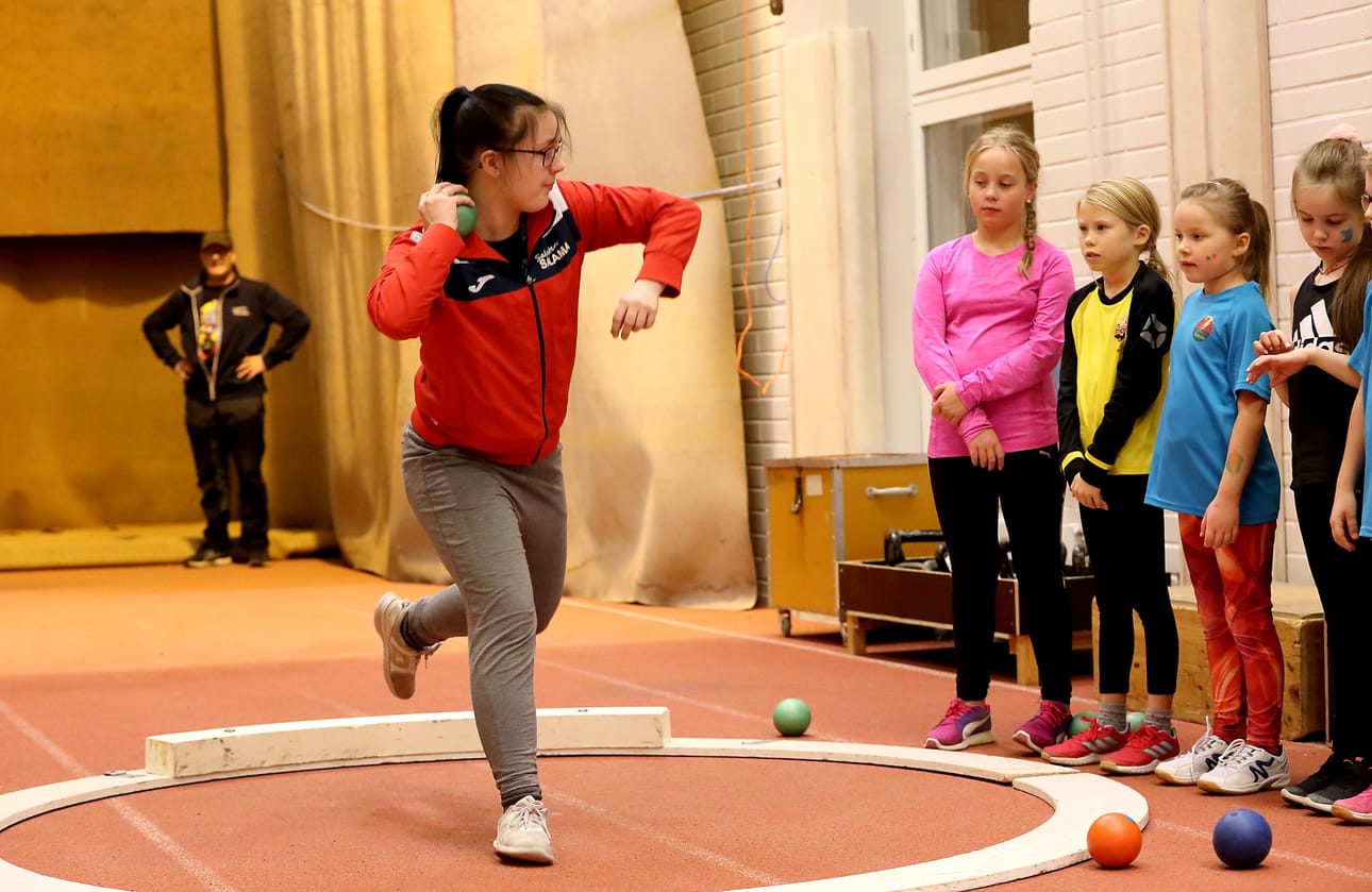 Saloisten Salaman urheilijat kisasivat hallikisoissa.