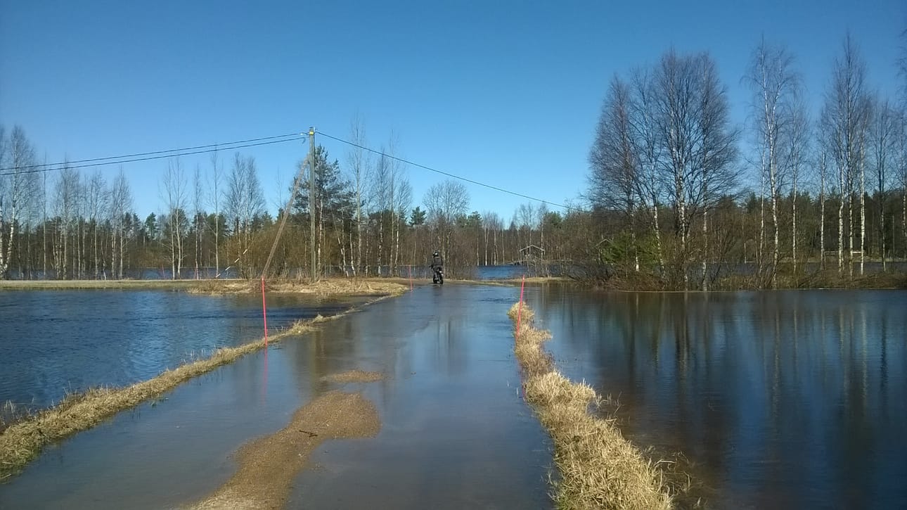 Lukija kertoo, ettei kohta enää pääse mökilleen Iijoen tulvan vuoksi.