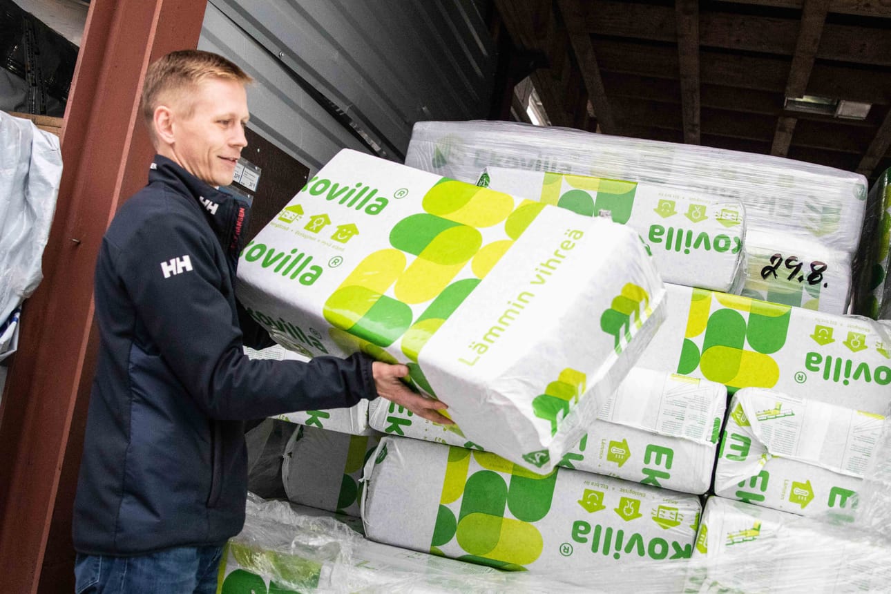 ”Eristäminen ei ole vaikeaa. Sen voi tehdä helposti itse. Meiltä Lakkapäältä löytyy kattava valikoima eristysmateriaaleja”, huikkaa Jarmo Kaaretkoski ja esittelee Ekovilla-pakkauksia.