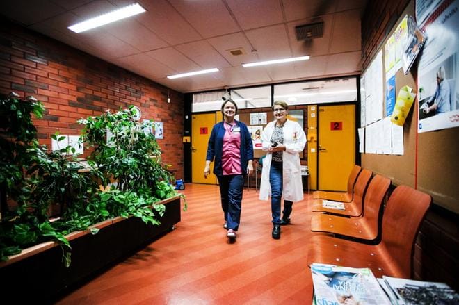 Osastonhoitaja Kathy Gussin mukaan hoitajilla on aiempaa paremmin aikaa varsinaisiin töihinsä, kun lääkäripula on hellittänyt. Vastaavan lääkärin Anja Vakkala-Ylisen mukaan Kirkkopuistikon terveysaseman tilat ovat nyt tehokäytössä. KUVAT: KRISTA LUOMA
