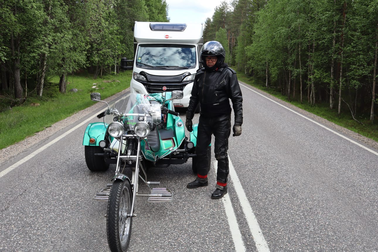 Trikellä ajanut Jouni Heiskanen nousi jaloittelemaan viitostien päällystystyömaalla maanantaina, kun liikennevalo pysäytti liikenteen. Tässä kohti pysäytys kesti noin kuusi minuuttia.