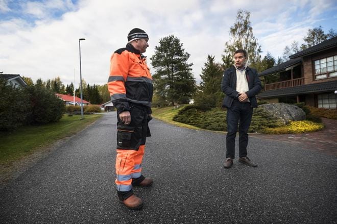 Matti Aikio (vas.) saatteli tyttärensä Kalliolaakson pururadan halki, koska ei uskaltanut päästää lasta alueelle yksin. Naapurissa asuvan Veikko Jokimäen kanssa Aikio on yhtä mieltä siitä, että sudet kuuluvat Suomen luontoon, mutta eivät asuinalueille. KUVA: JARNO PELLINEN