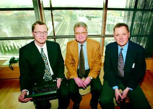 Bisnestä ja aluepolitiikkaa. Syrjäseuduilla hajallaan oleva osaaminen voidaan paketoida valmiiksi ulkoistamisratkaisuiksi, luottavat Nesentan perustajat Kenneth Tallqvist (oik.) ja Juha Melgin (vas.) sekä hallituksen puheenjohtaja Janne Ahlström Sitrasta.