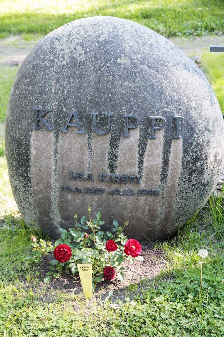 Kemiläisen kuvataiteilijan Lea Kaupin (1917–1999) muistokivi on yksi Peurasaaren hautausmaan erikoisimmista. Pyöreään luonnonkiveen on kiinnitetty kohokirjaimet.