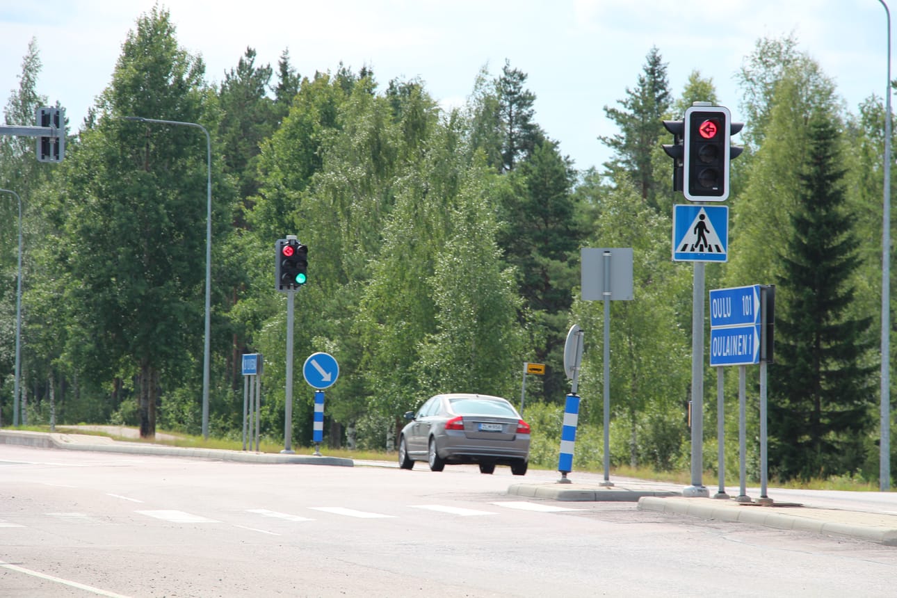 Sosiaalisen median kommentoijista suurin osa pitää Nesteen risteyksen liikennevaloja väärin ajastettuina.