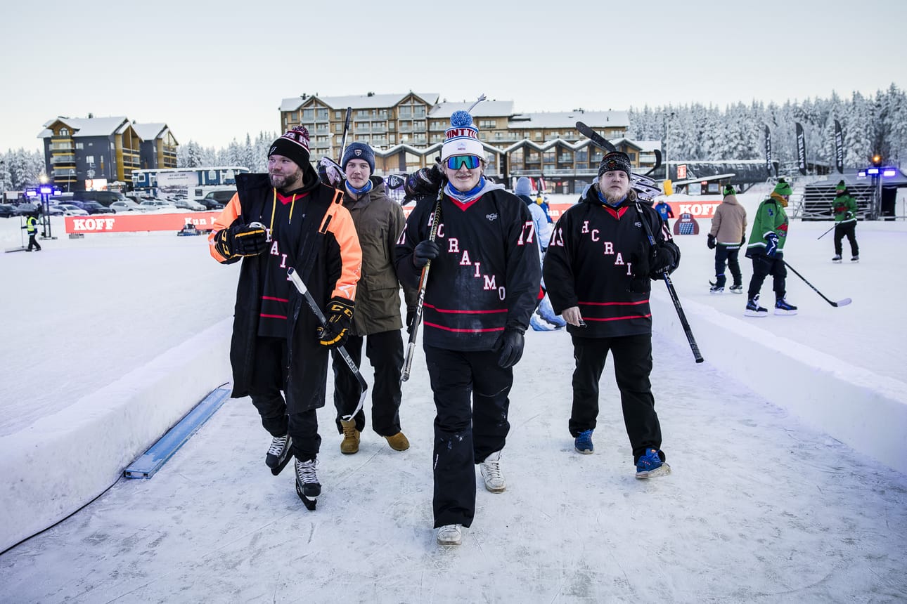Kemiläiskaverukset Petteri Heikonen (vas.), Jere Pulakka, Tatu Seppälä ja Kristian Pulakka pelaavat HC Raimo -nimisessä joukkueessa. Tiimi on ollut mukana Levin-turnauksessa jokaisena neljänä vuonna.