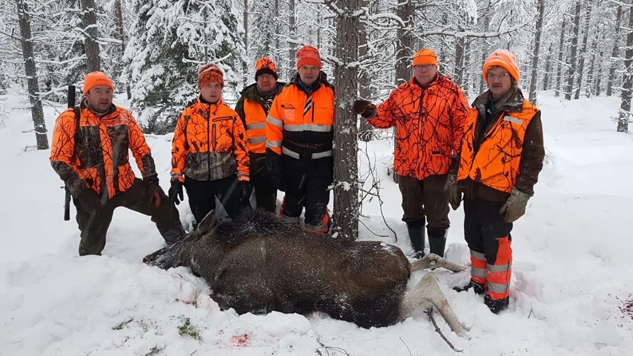 Posion yhteismetsän sidosryhmilleen Meliininmännikössä järjestämään pyyntiin osallistuivat Heikki Pitkänen (oik.), Harri Ronkainen, Timo Ruokamo, Antero Mourujärvi, Jyrki Pitkänen ja Marko Poropudas