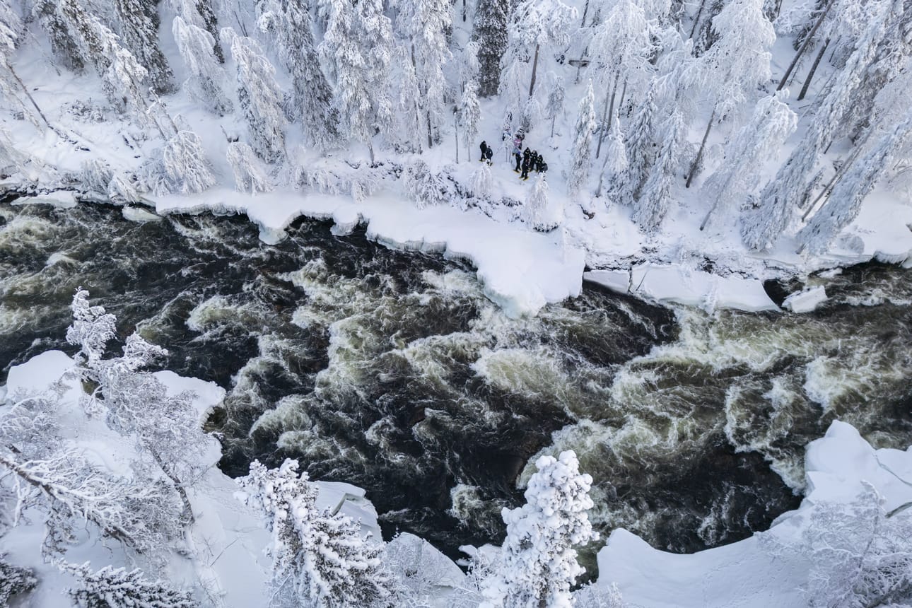 Evästauko retken kääntymispisteessä Kitkajoen Aallokkokosken rannalla.