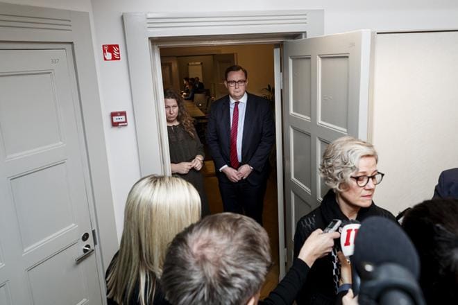 Valtakunnansovittelija Vuokko Piekkala on ratkonut työmarkkinoiden umpisolmuja Postin työehto- ja pakettilajittelijakiistasta alkaen. Taustalla ovat Paltan toimitusjohtaja Tuomas Aarto ja PAU:n puheenjohtaja Heidi Nieminen. KUVA: Roni Rekomaa