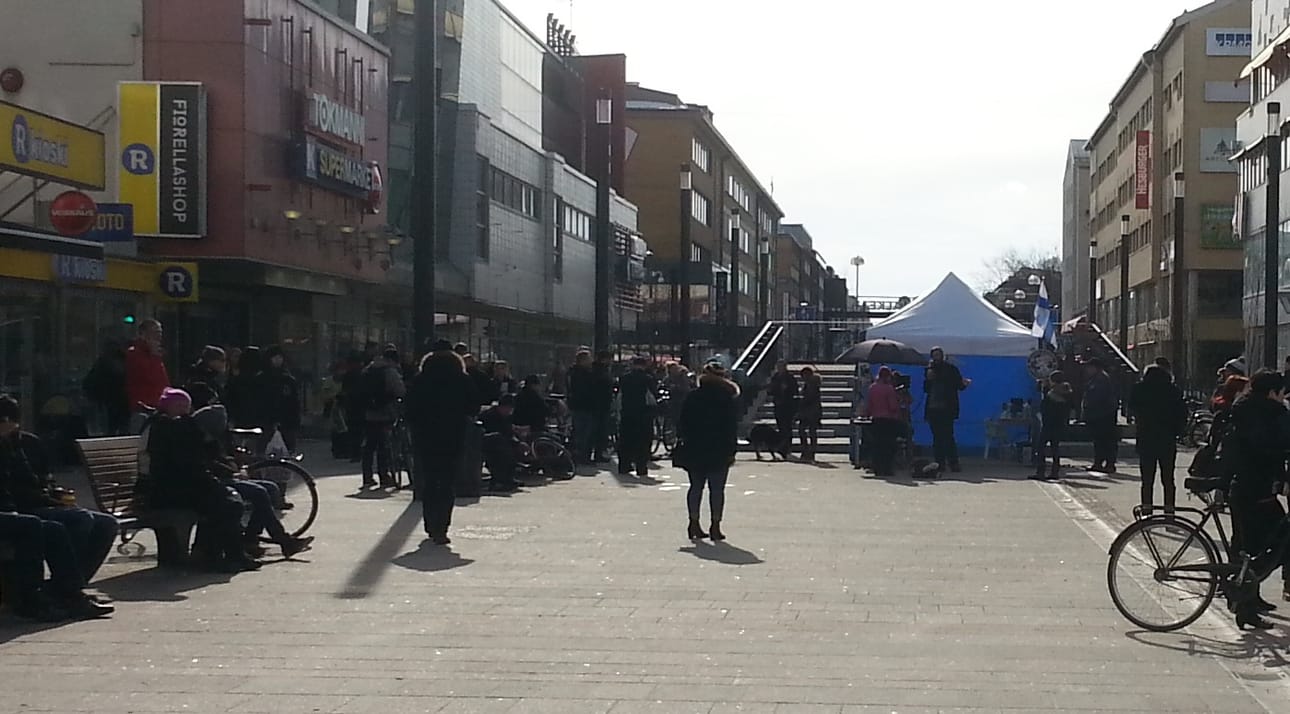 Isonkadun mielenosoittajien teltta oli tiistaina päivällä vielä pystyssä. Se purettiin poliisin silmien alla samana iltana.