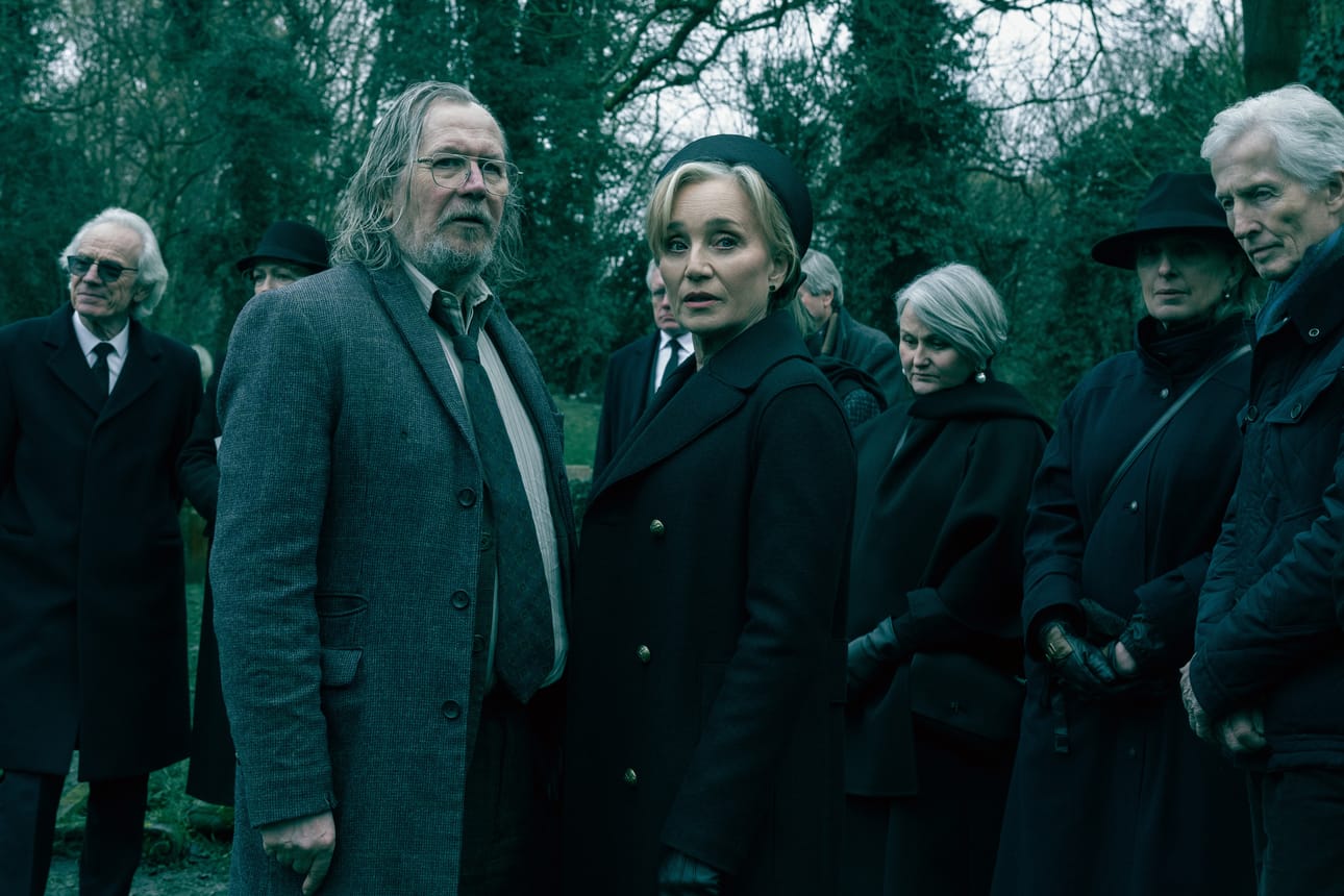 Gary Oldman ja Kristin Scott Thomas tapaavat hautajaisissa Slow Horsesin kuudennen kauden ensimmäisessä jaksossa.