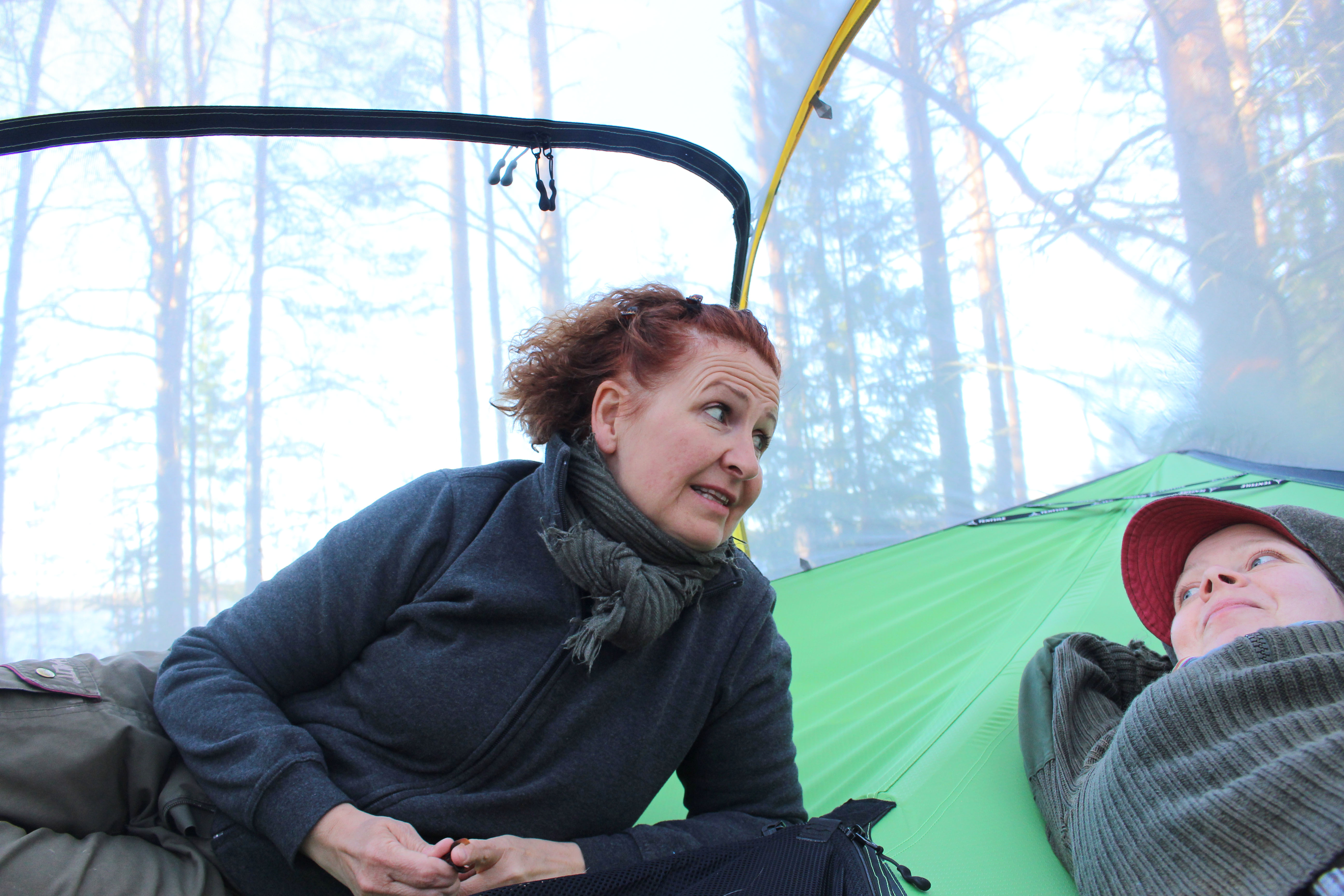 Rita Porkka ja Johanna Riepula pohtivat puuhun ripustetussa teltassa maisemia ihaillen, kuinka ensimmäiselle kesälle jo lähes kaikille viikonlopuille on toimintaa.
