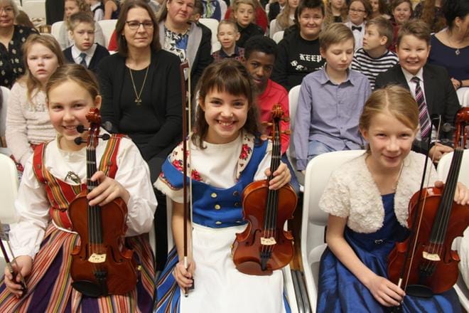 Kauhavan 180 viidesluokkalaista juhlistivat Suomen itsenäisyyspäivää torstaina. Edessä Silja Vuorijärvi, Saana Uitto ja Aino Peltoluhta viuluineen. KUVAT: MIA KÄRKKÄINEN