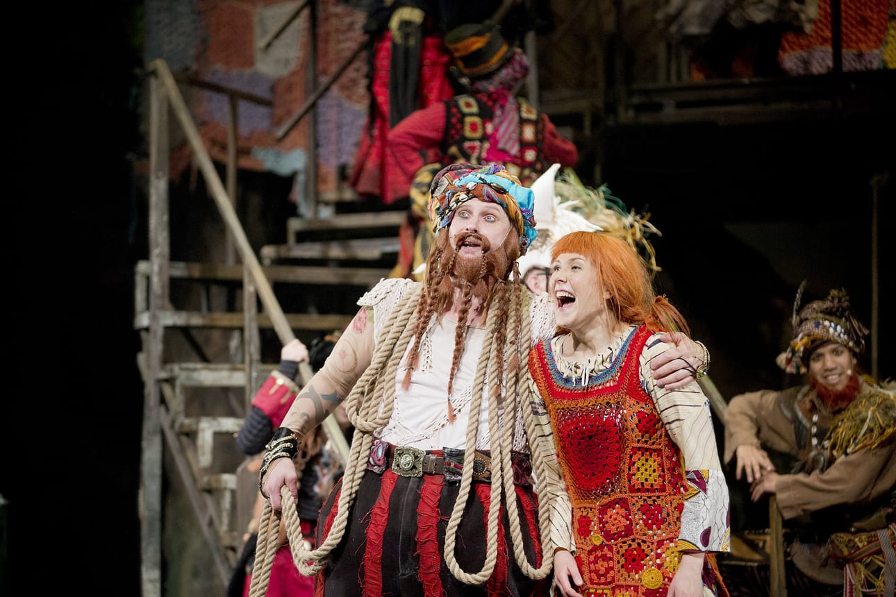 Musiikkinäytelmä Peppi Pitkätossu kiinnosti kovasti oululaista teatteriyleisöä. Kevään aikana se keräsi 12 571 katsojaa. Kuvassa Pepin isä (Janne Raudaskoski) ja Peppi itse (Meeri Toivonen). Peppi Pitkätossu jatkaa Oulun teatterin ohjelmistossa ensi syksynä.
