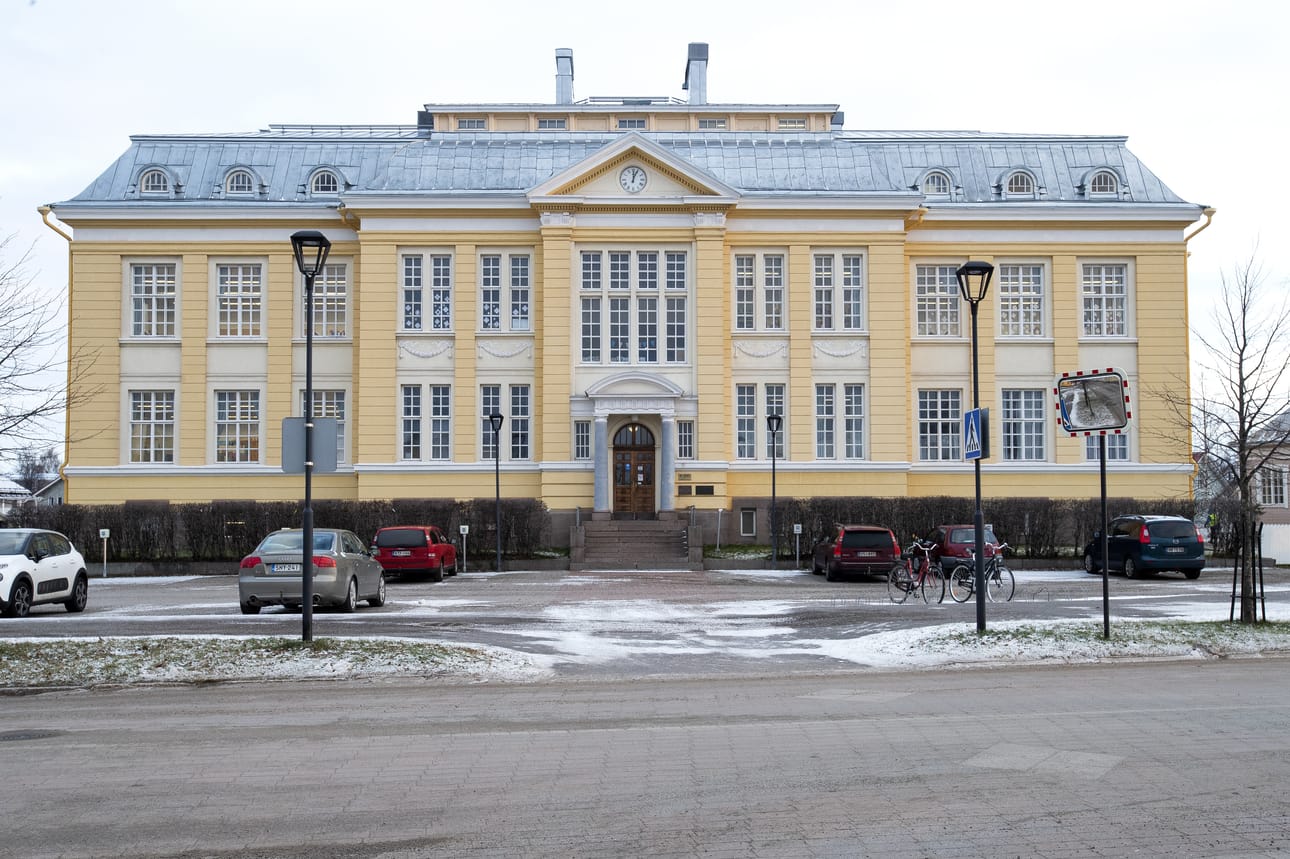 Keskuskoulu lienee Raahen kaunein rakennus. Rakennuksen ulkonäkö oli tärkeää myös koulun ensimmäiselle rehtorille Gustaf Adolf Wangelille.