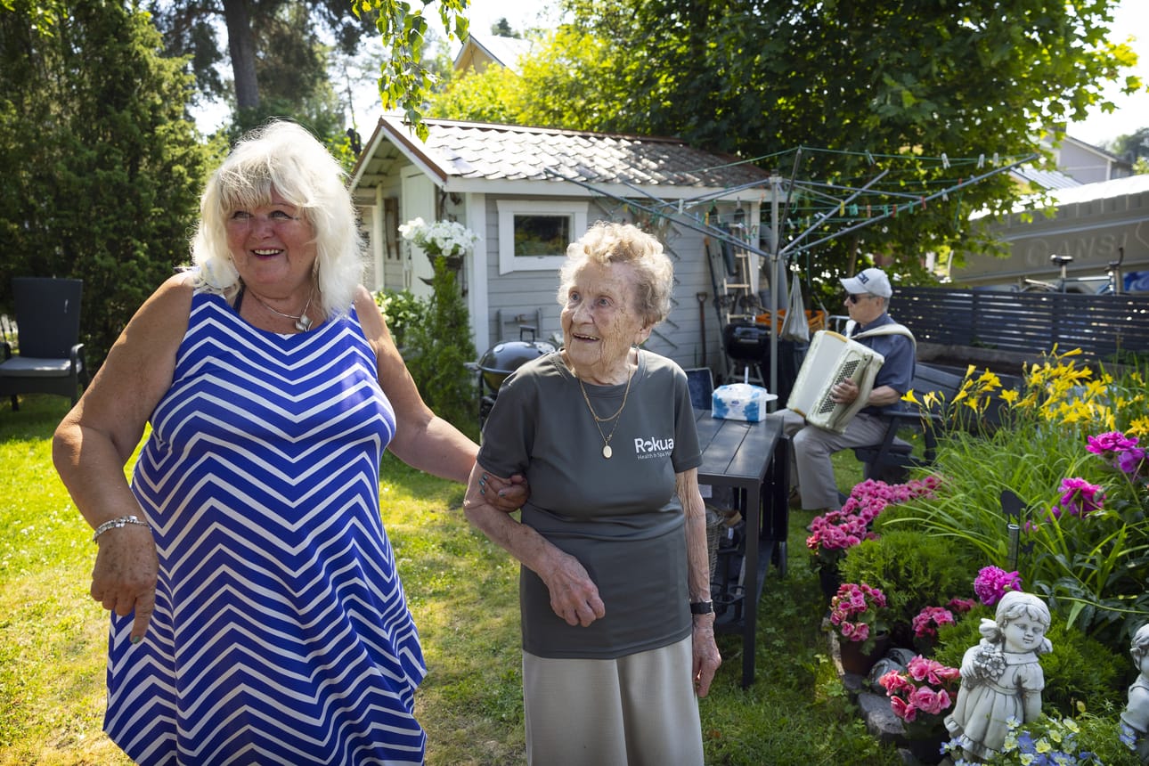 Aino Siltanen ja sotaveteraani Sirkka Pohto ovat tunteneet jo yli 50 vuotta. He tutustuivat Alkossa, jossa Pohto työskenteli Siltasen miehen kanssa yhtä aikaa. Taustalla Erkki Vainionpää.