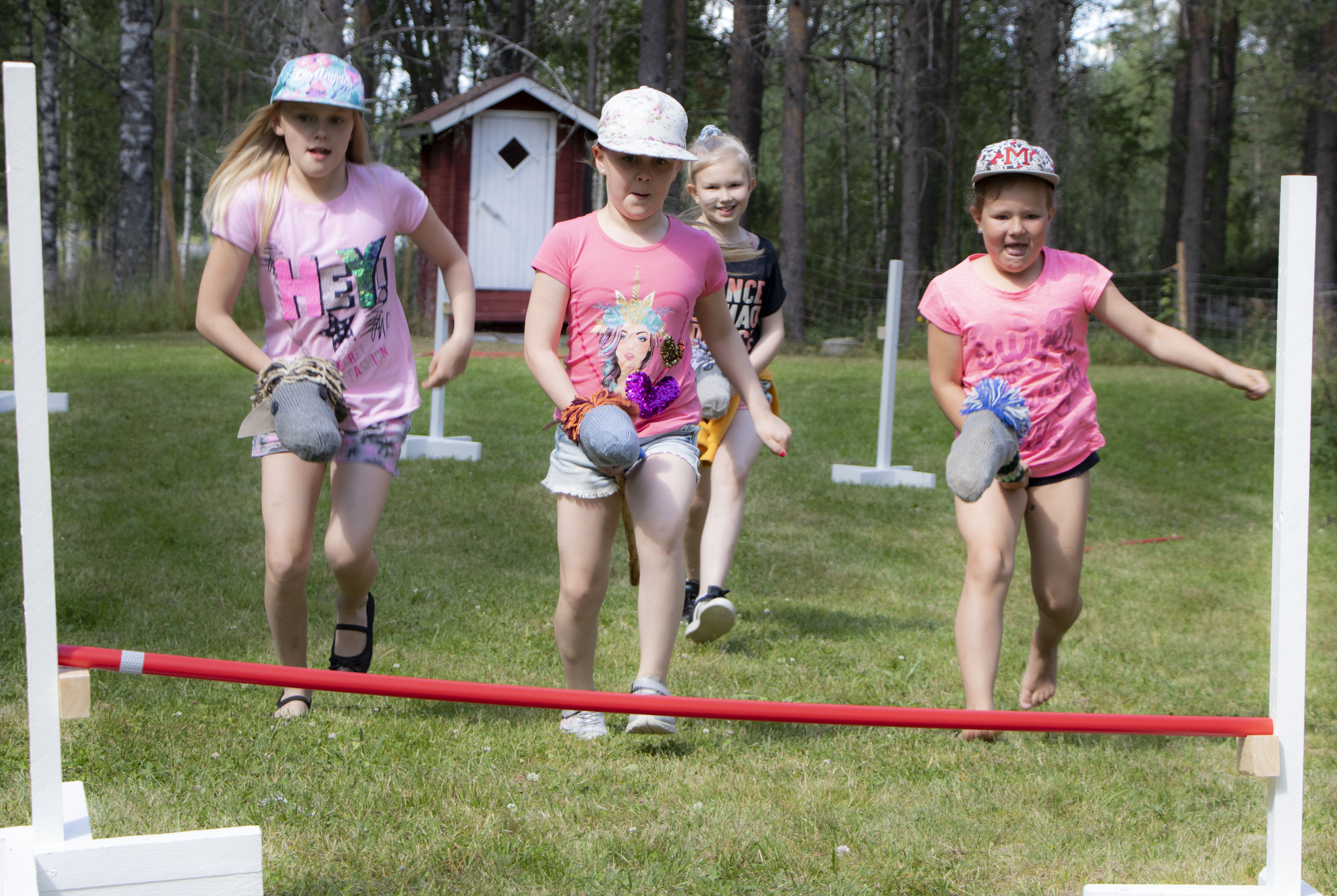 Vappu Hietalan, Miina Hietalan, Iiris Haukipuron ja takana  tulevan Nonna Frontin hevoset: Ruska, Tiga, Delfiini ja Tuike ovat esteratakunnossa.