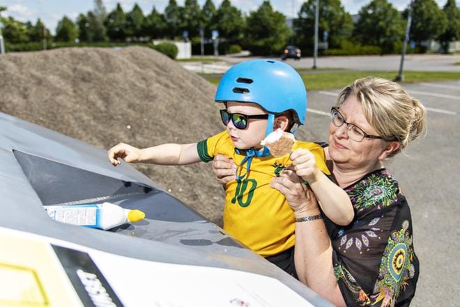 Vertailun voittaneen Forssan lukuja saattaa hieman kaunistaa Jokioisista ja muualtakin naapurikunnista esimerkiksi kauppareissulla kaupunkiin tuotava pakkausjäte. Jokioislainen Sirkka Ylander sanoo kierrätyksen olevan nykyisin helppoa..Lajittelua oli harjoittelemassa myös Ylanderin lapsenlapsi Peetu Salo. KUVA: Lassi Puhtimäki