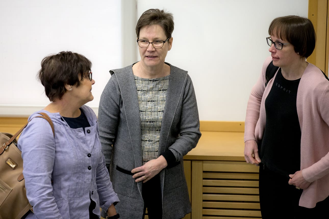 Helinä Moilanen, Ritva Saviluoto ja Tuula Hohenthal Kokkolan Centria-ammattikorkeakoulusta esittelivät väyläopintoja Raahessa.