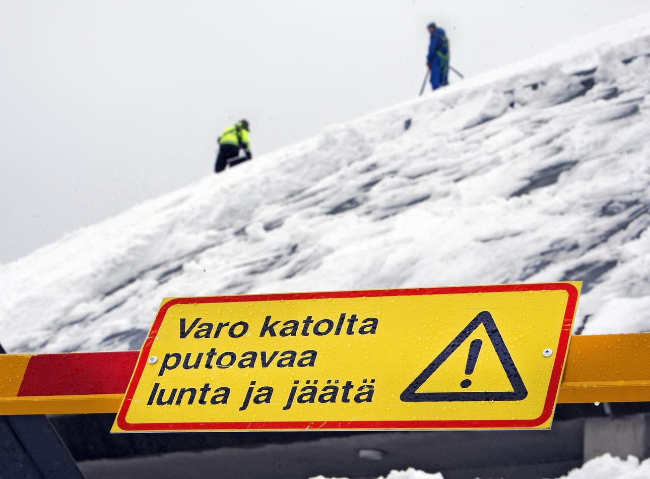 Tänä talvena on tullut runsaasti lunta ja sitä on jouduttu pudottamaan pois myös rakennusten katoilta.