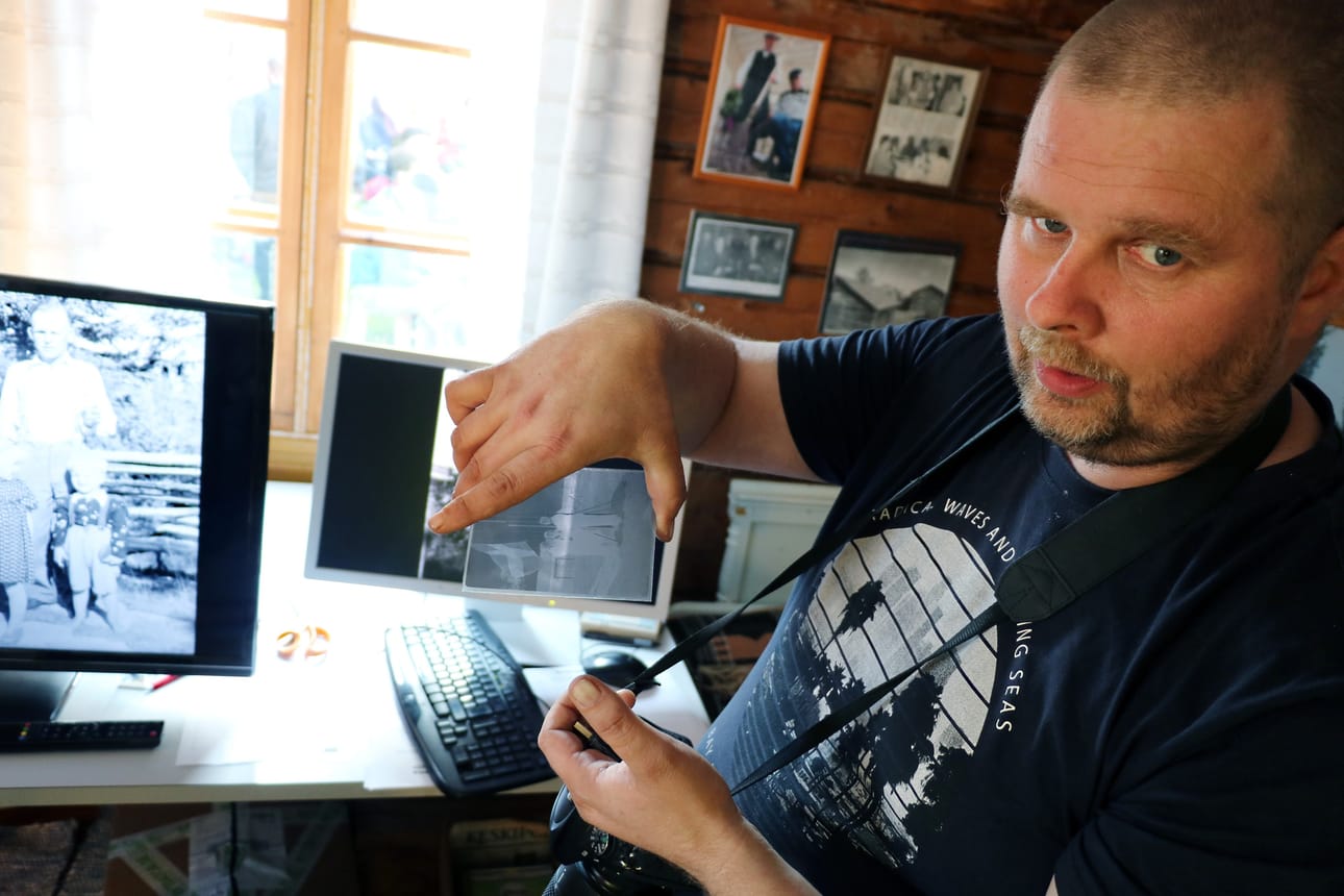 Mikko Ojalla on käsissään tarkka työmaa, sillä kymmeniä vuosia vanhoihin lasinegatiiveihin ei saa jäädä rasvaisia sormenjälkiä. Juho Hemmingin ottamista kuvista aletaan seuraavaksi tunnistaa henkilöitä ja kuvauspaikkoja. Aiheen ympärille järjestetään kyläiltoja eri puolilla Merijärveä.