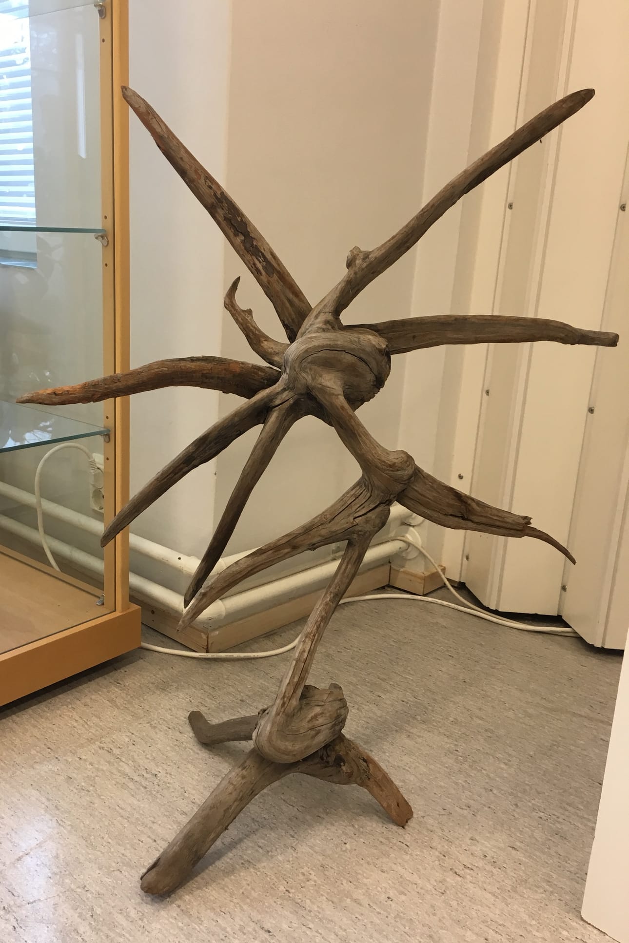 Puu saa uuden muodon Bäckmanin käsissä.